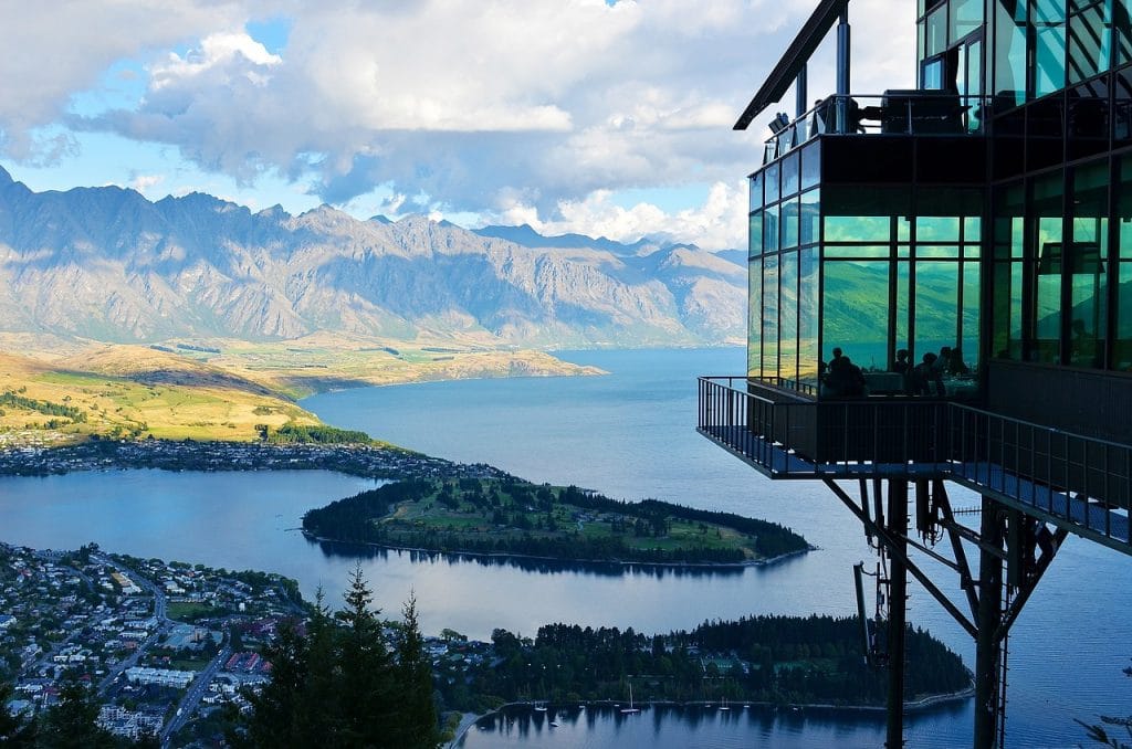 Nouvelle-Zéland : vue de l'hôtel Blanket Bay érigé sur les rives du lac Wakatipu